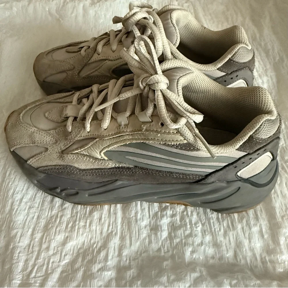 Adidas Yeezy pre-owned Boost 700 sz. 4 Men’s - Picture 8 of 14